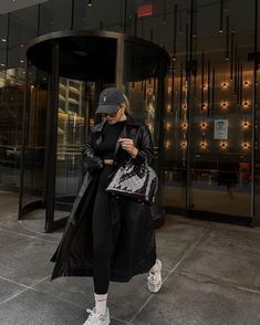 Casual Street Style 2023, Cap Winter Outfit, Black Cap Outfit, Leather Trench Coat Outfit, Cap Outfits For Women, Aesthetic Lightroom Presets, Cap Outfit, Hat Outfit, Trench Coat Style