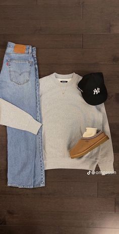 Casual Winter Outfits For College, Dive Bar Outfit Casual, Cute Mens Outfits, Dad Outfits Aesthetic, Comfy Mens Outfits, Mens Comfy Outfits, Casual Fall Outfits For Men, Basic Outfit Ideas, Blue Leggings Outfit