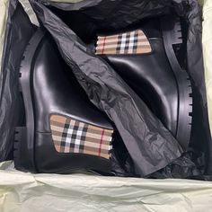 Brand New (Never Worn) Burberry Allostock Chelsea Ankle Boots. Come With Box & Shoe Dust Bag Mid High Boots, Boots For Short Women, Burberry Vintage, Chelsea Ankle Boots, Shearling Boots, Burberry Shoes, Leather Block Heels, Platform Ankle Boots, Burberry Women