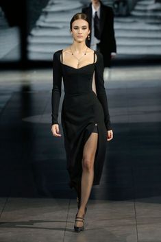 Dolce Gabbana Aesthetic, Dolce And Gabbana 90s, Little Black Dress Aesthetic, Black Dress Runway, High Fashion Aesthetic, Long Black Dress Outfit, Black Dress Aesthetic, Vintage Dolce And Gabbana, Models Outfits