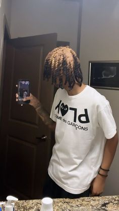 Blonde And Brown Locs Men, Reverse Ombre Locs Men, Blonde Roots Dark Ends Locs, Ombre Dreads Men, Dreadlock Hair Color Ideas, Locs Hair Dye Ideas, Ombre Locs Men, Reverse Dye Dreads, Reverse Ombré Locs