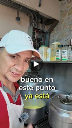 a man wearing an apron and hat in front of a stove with the words, bueno en este punto ya esta