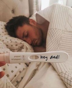 pregnancy announcement to husband Vom Avea Un Copil, Pregnancy Announcement Pictures, Baby Announcement To Husband, Baby Announcement Photoshoot, Cute Pregnancy Pictures, Fun Baby Announcement, Cute Pregnancy Announcement, Idee Babyshower