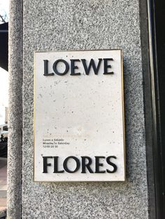 a sign on the side of a building that says loewe floress