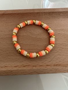 A cute sunset bracelet to let out a bright orange colour into your outfit Orange Bracelet Ideas, Orange Clay Bead Bracelets, Orange Beaded Bracelets, Bracelets Preppy, Sunset Bracelet, Bracelets Bff, Cute Sunset