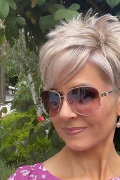 This fun pixie cut has textured layers that add fullness and bounce, creating a youthful yet polished feel. The silvery blonde highlights accentuate the contemporary look of the style, making it a great option for those wanting to proudly show their natural gray hair. With its low-maintenance nature and flattering - Click to see more of Stunning Hairstyle Ideas for Women over 60: Embrace Your Age with Confidence! and follow us for more hairstyle ideas. // Photo Credit: Instagram @frisuren2024 Short Spiked Hair, Styles Braids, Kaley Cuoco Short Hair, Short Hair Pixie Cuts, Spiked Hair, Short Hair Trends, Growing Out Short Hair Styles, Super Short Hair, Latest Short Hairstyles