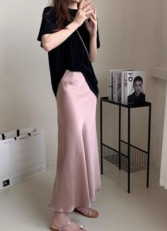 Olivia Mark - High-Waisted Satin Midi Skirt in Shimmery Pink with Mermaid Silhouette Pink Satin Skirt, Y2k Dresses, Dress Stretch, Floral Print Chiffon, Satin Midi Skirt, Beach Skirt, Half Skirt, Mermaid Silhouette, Denim Midi Skirt