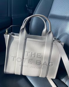 The Tot Bag, The Tote Bag Aesthetic, My Style Bags, Tote Bag Aesthetic, Luxury Bags Collection, Medium Tote Bag, Handbag Essentials, White Tote Bag, Bag Aesthetic