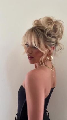 Updo Hairstyles For Blonde Hair, 90s Messy Bun Hairstyles, Teased Updo Hairstyles, Palma Anderson Hair, Pam Anderson Inspired Hair, Curly Bun Aesthetic, Messy Blonde Updo, Pam Anderson Messy Updo, Space Buns Wedding Hair