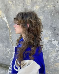 wavy loose curls hair inspo grunge wolf cut wolfcut shag mullet long layered curtain bangs Haircuts For Curly Hair, Shag Haircut, Haircuts For Women, Curly Hair Cuts