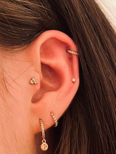 Piercings with rose gold jewellery Ear Piercings Dainty Simple, Top Of Ear Piercing Ideas, Minimalist Piercings Ear Simple, Edgy Piercings Ears, Attached Earlobe Piercings, Mid Lobe Piercing, 3 Ear Piercings In A Row, Ear Piercings Inspiration Minimalist, Mid Piercing