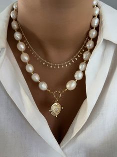 Elegant Layering Pearl Necklace With Charm, Gold Bold Charm Necklace With Pearl, Elegant Baroque Pearl Necklace With Pearl Charm, Chic Gold Baroque Pearl Necklace, Gold Baroque Pearl Charm Necklace, Large Pearl Necklace, Pearl Necklace Gold, Pearl Beaded Necklace, Pearl Statement Necklace