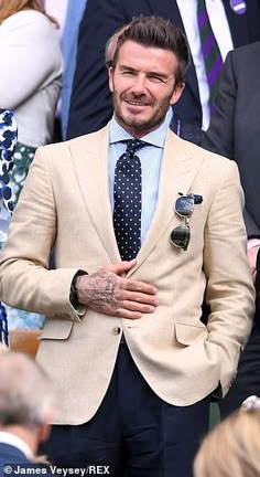 Beige Blazer Men, Khaki Blazer Outfit, Blazer Men Outfit, David Beckham Style Outfits, David Beckham Suit, Summer Wedding Suits, Summer Suits Men, Mens Fashion Suits Casual