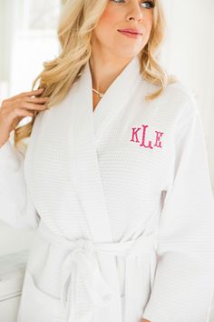 Wir stellen unsere gestickte Monogramm-Waffel-Strickrobe vor - bequem, atmungsaktiv und unendlich anpassbar mit Ihrem Lieblingsmonogrammstil. Mit einer verstellbaren Taillenkrawatte für eine schmeichelhafte Silhouette ist es die perfekte Robe für jede Jahreszeit. Gönnen Sie sich oder geben Sie es als tolles Geschenk! Details: - Waffelstrick - 60% Baumwolle 40% Polyester - Bestickt mit deiner Lieblings-Garnfarbenkombination - Maschinenwäsche mit kaltem Wasser und zum Trocknen aufhängen - Eine Grö Monogram Robe, Personalized Robes, Comfy Fall Sweaters, Monogram Robes, Personalized Robe, Gifts For Fiance, Embroidered Monogram, Grandmother Gifts, Personalized Gifts For Her