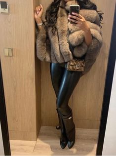 Fall Outfits Women Baddie, Fly Classy Outfits, Classy Coat Outfit, Winter Outfits Luxury, Black Fits Aesthetic, All Black Winter Outfit Classy, Fur Winter Outfits, Classy Winter Outfits Black Women, Givenchy Shark Boots Outfit