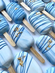 Blue Cakesicles Ideas, Blue Gold Dessert Table, Blue Aesthetic Foods, Blue Birthday Snacks, Blue Sweet Treats, Ravenclaw Snacks, Blue Treats For Party, Blue And White Desserts, Blue Dessert Aesthetic