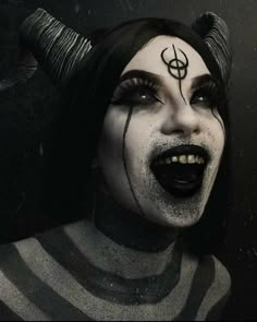 Creepy Cosplay Ideas, Black Demon Costume, Clown Hairstyles, Evil Makeup, Haunted House Makeup, Makeup Blue Eyes, Maquillage Halloween Simple, Halloween Makeup Witch