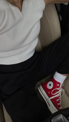 Red Converse Outfit, Emma Chamberlain Outfits, Estilo Madison Beer, Red Converse, Emma Chamberlain, Outfits With Converse, Cool Fits, Mode Inspo, 가을 패션