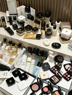 Chanel Skin Care, Chanel Skincare Aesthetic, Chanel Makeup Bag, Luxury Skincare Brands, Makeup Collection Goals, Alat Makeup, Makeup Accesories, Chanel Makeup, Classy Photography