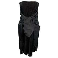 GIAMBATTISTA VALLI strapless dress comes in a black pleated cotton / silk featuring a cocktail style, inner bustier, wide waist tie detail, and a side zip up closure. Made in Italy.Very Good Pre-Owned Condition. Marked: 42 / S Measurements: Bust: 30 inches Waist: 28 inches Hip: 32 inches Length: 30.5 inches Reference: 106719 Category: Cocktail Dress More Details Brand: GIAMBATTISTA VALLI Size: 6 Color: Black Fabric: Cotton / Silk Pattern: Pleated Skirt Length: Above Knee Style: Strapless Age Gro Waist Tie Dress, Silk Cocktail Dress, Tie Waist Dress, Wide Waist, Giambattista Valli, Bustiers, Tie Dress, Cotton Silk, Waist Tie