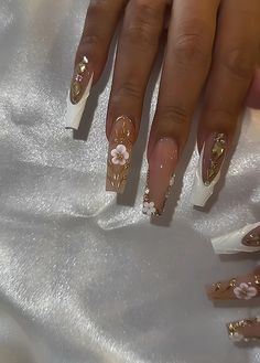 Gold And White Wedding Nails, Nail Bling, Elegant Acrylic Nails Classy, Gold Nails With Rhinestones, White Gold Nails Design, Nails White And Gold, Creative Nail Art, Nails Bling, White And Gold Nails