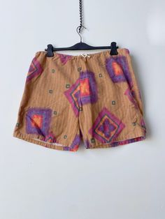 ITEM DESCRIPTION 70s Vintage,   Jams surf line Hawaii shorts. made in USA. Brand : Vintage - Jams surf line Hawaii  Size :  L Color : Multi MEASUREMENTS (Measured in inches on a flat surface) Wasit (Not on flat)  : 32 - 37 Inseams : 7 Length : 17.5 "good condition," Retro Swim Trunks With Built-in Shorts, Retro Summer Beach Bottoms, Retro Cotton Shorts For Beach Season, Retro Elastic Waistband Bottoms For Vacation, Retro Short Swimwear For Summer, Retro Short Length Swimwear For Summer, Summer Shorts For Surfing In Warm Weather, Retro Surfing Bottoms For Summer, Retro Beach Shorts In Short Length