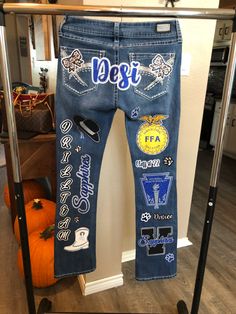 Homecoming Jeans Ideas High Schools, Spirit Jeans Homecoming, Senior Homecoming Jeans, Graduation Memories Ideas, Senior Diy, Homecoming Jeans Ideas, Homecoming Jeans