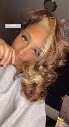 Samariajdavis Blonde Hair, Black Hair With Blonde Patch, Patch Color Hair, Samariajdavis Hair, Honey Blonde And Brown Hair, Blonde Patch, Hair Honey Blonde