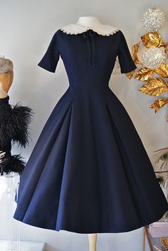 Maybe it looks like its the pilgrim dress. Maybe thats FRICKING ADORABLE. Makeup History, 1950's Dress, Circle Skirt Dress, Fantasy Outfits, 1950s Dresses, Vintage Clothing Boutique, Classy Dresses, Drawing Step, Vintage Clothing Stores