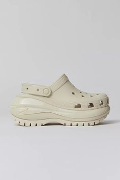 White Crocs Aesthetic, High Heel Crocs, Mega Crush Clog, Crocs Mega Crush, Crocs Aesthetic, Women Crocs, Crocs Collection, Loewe Fashion, Boy Snaps Pic