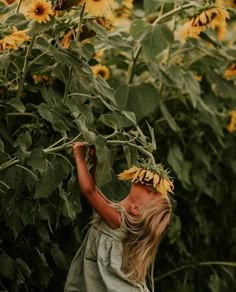 Sunflower Shoot, Sunflower Field Pictures, Sunflower Field Photography, Outdoorsy Kids, Sunflower Photos, Sunflower Photoshoot, Field Pictures, Sunflower Photography, Sunflower Photo