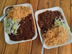 Sopa de arroz y pollo con mole acompañado de cebolla y pepino Mole