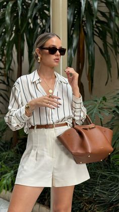 Shorts With White Shirt, Chic Outfits Classy, Elegant Classy Outfits, Outfit Inspo Spring, Summer Office Outfits, Vacation Outfits Women, Chic Business Casual