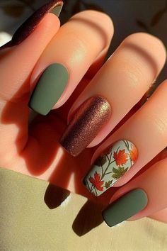 Short Acrylic Nails November, Short And Simple Nails, Fall Acrylic Nail Designs, Fall Acrylic Nail, Orange And Dark Green, Thanksgiving Nails Design Fall, November Nail