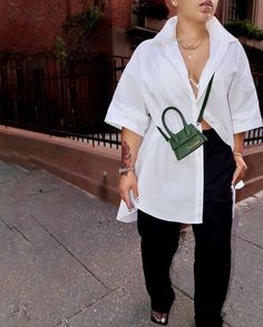 Trousers And Sneakers Women, Concert Street Style Outfit, 2023 Female Fashion, Street Chic Outfits Summer, Fall Dress 2022, How To Style A White Button Down Shirt, Petite Black Women Fashion, Travel Chic Travel Outfit, Jacquemus Street Style