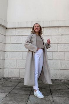 Chic and Casual: Styling 20 Outfits With Veja Sneakers for Every Occasion - London Kensington Guide Veja Sneakers Outfit, Sneakers Smart Casual, Veja Venturi, Sneakers Veja, September Outfits, 20 Outfits, Sneakers Outfit Summer