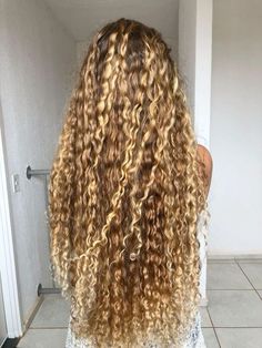 Verão o ano todo com esse loiro praiano para cabelos cacheados! 🌴💁‍♀️ #LoiroDeVerão #CachosPerfeitos Blonde Highlights Curly Hair, Long Natural Curly Hair, Highlights Curly, Dyed Curly Hair, Highlights Curly Hair, Blonde Curly Hair, Blonde Curls, Colored Curly Hair, Curly Hair Wig