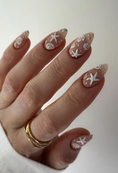 Starfish Chrome Nails, Summer Nails 2024 Starfish, Hoț Girl Nails, White Starfish Nails, Nails With White Base, Chrome Beach Nails, Nail Designs With White, Summer Nails Starfish, Sea Star Nails