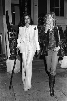 Bianca Jagger in YSL's insanely chic white Le Smoking, with French model Nathalie Delon. Estilo Hippy, White Tuxedo, White Suit, Wonder Women, 1970s Fashion, Moda Vintage