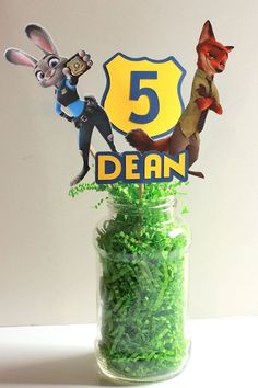 a jar filled with lots of green beans next to a sign that says 5 dean