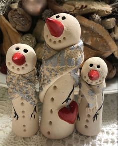 three snowmen are standing next to each other