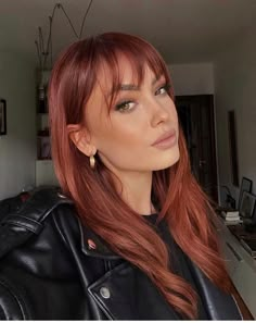 Red Brown Hair With Bangs, Blonde And Dark Red Hair, Make Up Artist Outfits, Red Hair Warm Skin Tone, Copper Hair With Dark Roots Brown, Golden Red Hair, Red Hair Ideas, Lady Aesthetic, Mocha Color Hair