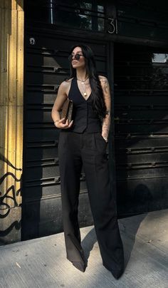 Black suit
Traje negro 
Pantalon formal negro 
Chaleco negro formal Outfit Formal Mujer, Sade Aesthetic, Outfit Collection, Foto Poses, All Black Outfit