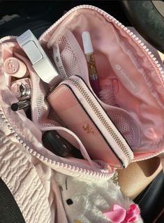 Pink Lululemon Belt Bag Outfit, Girly Essentials, Lululemon Bag, Lululemon Belt Bag, Everyday Bag Essentials, Pretty School Supplies, Lululemon Bags, School Bag Essentials, Inside My Bag