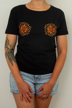 Damen T-Shirt mit Handgestickt Sonnenblumenmotiv, Geschenkidee für sie, Florales Blaues T-Shirt, Einzigartige Herbstmode Sunflower Motif, Feminine Gifts, Flower Shirt, Handmade Business, Support Small Business, Etsy Items, Thank You Gifts, Best Friend Gifts