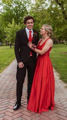 Red And Black Hoco Couples, Tux For Prom, Boys Homecoming Outfits, Boys Prom Outfit Ideas, Hoco Couples, Couple Graduation Pictures, Prom Fits, Boy Prom Outfit, Prom 2k24