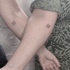 100+ Small Tattoo Ideas For Big-Time Besties Cute Sister Tattoos, Pair Tattoos, Matching Bff Tattoos, Maching Tattoos, Small Sister Tattoos, Twin Tattoos, Matching Friend Tattoos, Tattoos Matching, Cute Matching Tattoos