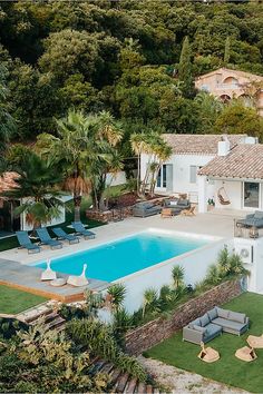 Villa Meridiane : séjour de rêve sur la Côte d'Azur à La Croix-Valmer. Découvrez un havre de paix luxueux pour des vacances inoubliables. Plage privée, piscine à débordement et vue imprenable sur la mer Méditerranée. #VillaMeridiane #CotedAzur #LaCroixValmer #LuxuryTravel #SeaView