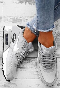 Nike Trends, Shoes Trending, Air Nike, Sneaker Nike, Nike Presto, Grey Trainers, Sport Women, Shoes Green, Streetwear Mode