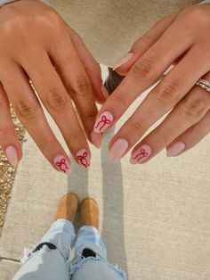 Short Nail Xmas Designs, Christmas Nail Ideas With Bows, Bow Nails For Christmas, Nail Idea Christmas, Christmas Bow Nails Short, Natural Nail Designs Christmas, Christmas Nails Bows Red, Bow Nails Aesthetic, How To Do Bows On Nails